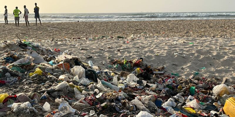Angespülter Plastikmüll am Meeresstrand der Küstenstadt St. Louis im Senegal. - Foto: Lucia Weiß/dpa