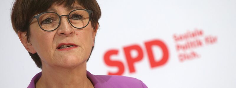 Die SPD-Vorsitzende Saskia Esken beantwortet nach einer hybriden Sitzung ihrer Partei im Willy-Brandt-Haus Fragen von Journalisten. - Foto: Wolfgang Kumm/dpa