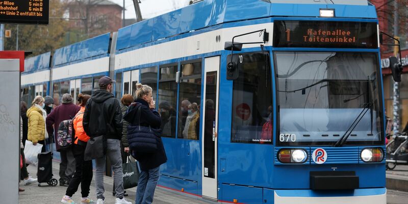 Für monatlich 49 Euro mit Bussen und Bahnen durchs ganze Land gilt wohl nur noch in diesem Jahr - danach dürfte das Deutschlandticket teurer werden. (Archivbild) - Foto: Bernd Wüstneck/dpa