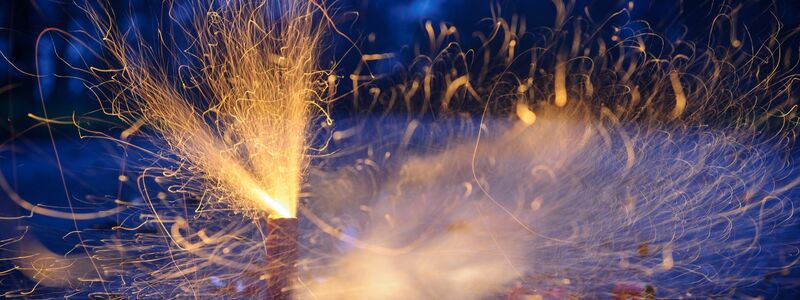 Illegale Pyrotechnik ist hochgefährlich und kann zu lebensgefährlichen Verletzungen führen. - Foto: Tobias Kleinschmidt/dpa