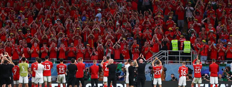 Während England das Achtelfinale feiert, verabschieden sich die Spieler von Wales nach dem Spiel von den Fans. - Foto: Tom Weller/dpa