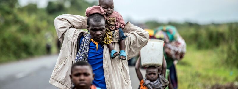 Einwohner fliehen vor Kämpfen zwischen M23-Rebellen und kongolesischen Streitkräften. - Foto: Moses Sawasawa/AP/dpa