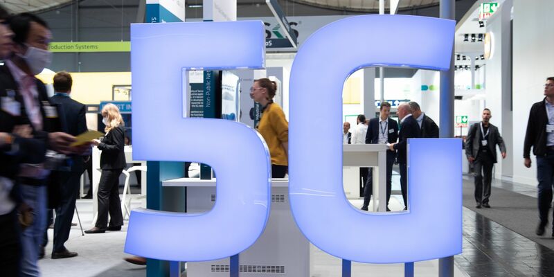 Der Boom bei der 5G-Nutzung wird die Netze der Mobilfunkprovider laut Experten technisch vor eine Herausforderung stellen. - Foto: Friso Gentsch/dpa