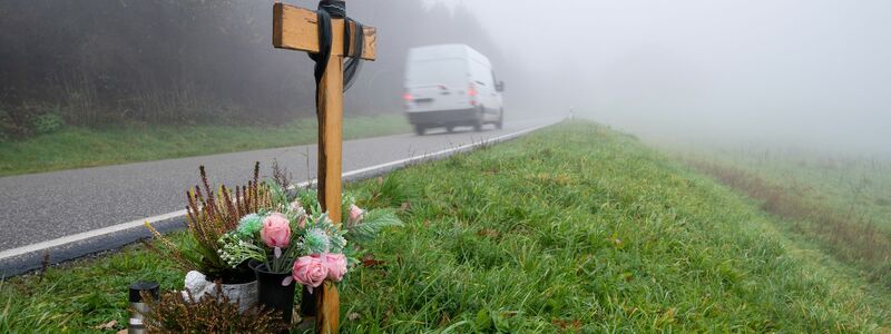 Ein Holzkreuz zum Gedenken wurde am Tatort an der K22 bei Kusel aufgestellt, wo Ende Januar 2022 zwei Polizisten im Dienst getötet wurden. - Foto: Harald Tittel/dpa