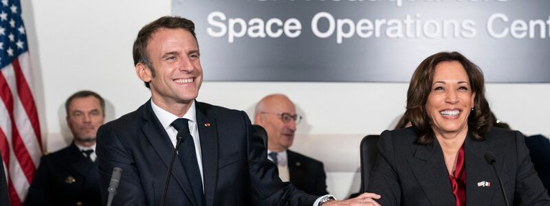 Frankreichs Präsident Emmanuel Macron (l) und US-Vizepräsidentin Kamala Harris sprechen im NASA-Hauptquartier über die Zusammenarbeit beider Länder in der Raumfahrt. - Foto: Alex Brandon/AP/dpa