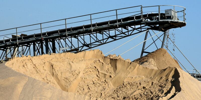 Eine Bandanlage für den Transport von Sand und Kies. - Foto: Waltraud Grubitzsch/dpa-Zentralbild/dpa