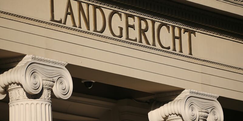 Das Eingangsportal des Bonner Landgerichts - hier wurde eine Entscheidung über Schmerzensgeld getroffen. - Foto: Oliver Berg/dpa