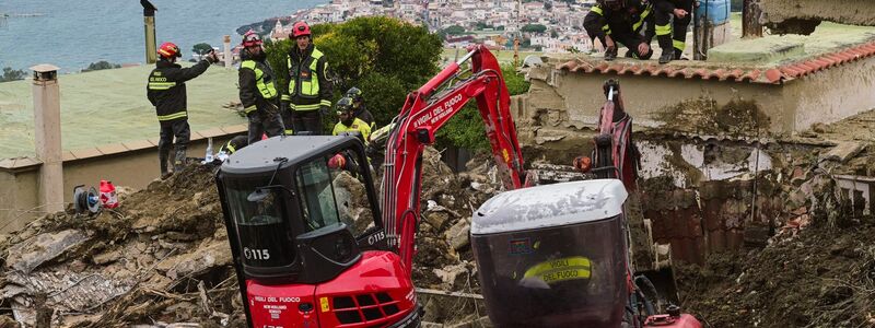 Rettungskräfte sind nach einem Erdrutsch auf der italienischen Insel Ischia im Einsatz. - Foto: Salvatore Laporta/AP/dpa