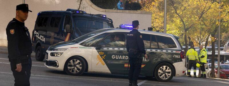 Polizisten und Feuerwehrleute stehen vor der US-Botschaft in Madrid, wo eine Briefbombe einging. - Foto: Eduardo Parra/EUROPA PRESS/dpa