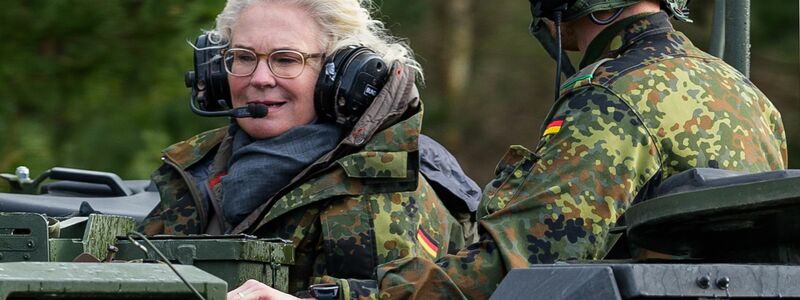 Am Ende war es womöglich der eine Fehler zu viel: Christine Lambrecht Rücktritt als Verteidigungsministerin steht bevor. - Foto: Philipp Schulze/dpa