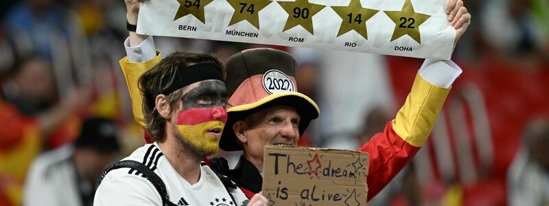 Diese deutschen Fans waren vor dem Anpfiff noch optimistisch. - Foto: Federico Gambarini/dpa