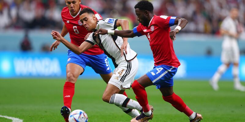 Bayern-Starspieler Jamal Musiala glaubt, dass Joshua Kimmich weiter für den FC Bayern spielen wird. - Foto: Tom Weller/dpa