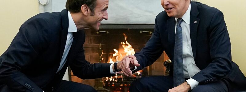 Gute Stimmung zwischen Emmanuel Macron (l) und Joe Biden beim Gespräch im Oval Office. - Foto: Andrew Harnik/AP/dpa