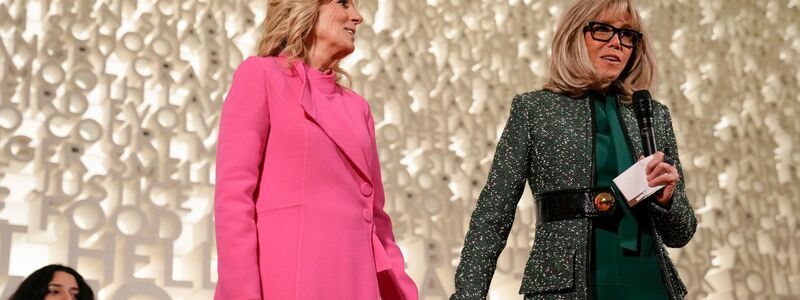 Hand in Hand stehen Jill Biden (l) und Brigitte Macron im Planet Word, einem interaktiven Museum, in Washington. - Foto: Carolyn Kaster/AP/dpa