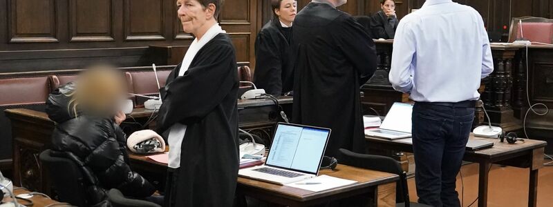 Der Angeklagte (r) und Torsten Schwarz (M), Vorsitzender Richter am Landgericht zu Beginn des Prozesses Ende April. Der Flughafen-Geiselnehmer wurde zu zwölf Jahren Haft verurteilt. - Foto: Marcus Brandt/dpa