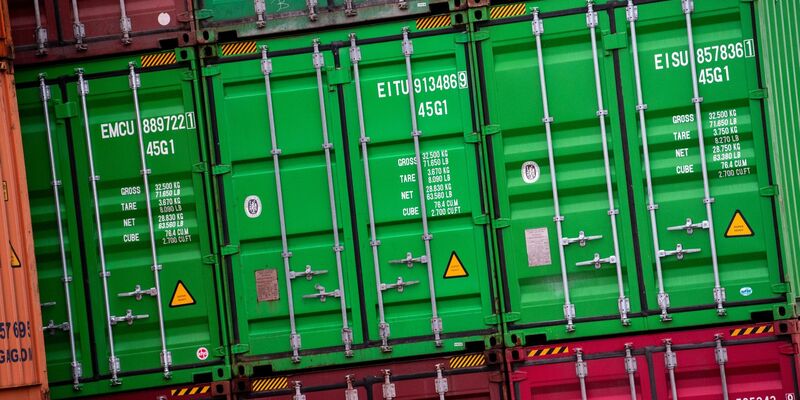 Sowohl die Ex- als auch die Importe in Deutschland gingen im September zurück. - Foto: Daniel Bockwoldt/dpa