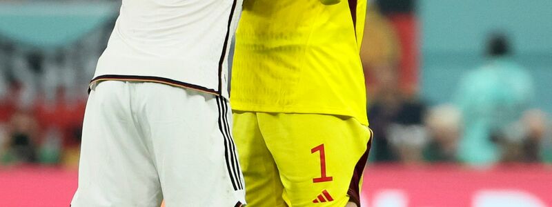 Torhüter Manuel Neuer (r) tröstet Jamal Musiala. - Foto: Lan Hongguang/XinHua/dpa