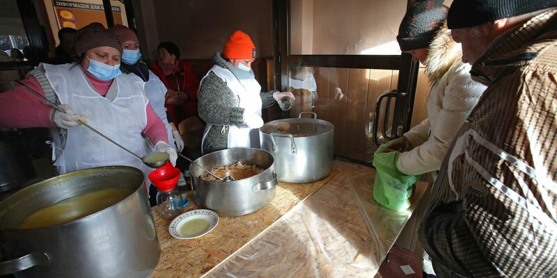 Immer wieder treffen russische Bomben Wohnhäuser in der ukrainischen Großstadt Charkiw. (Archivbild) - Foto: Ukrinform/dpa