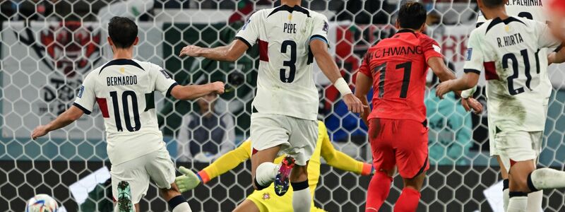 Hwang Heechan (r) schoss Südkorea zum Sieg gegen Portugal. - Foto: Robert Michael/dpa