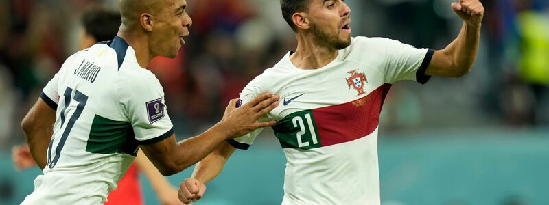 Portugals Ricardo Horta (r) jubelt nach seinem Treffer zum 0:1. - Foto: Francisco Seco/AP/dpa