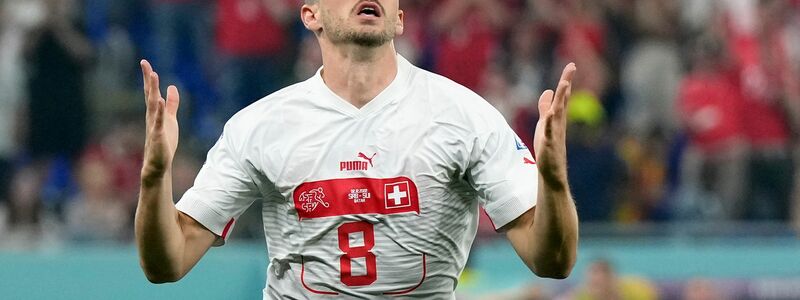 Spiel zu schweizer Gunsten gedreht: Remo Freuler machte den Sieg der Schweiz gegen Serbien perfekt. - Foto: Ricardo Mazalan/AP/dpa