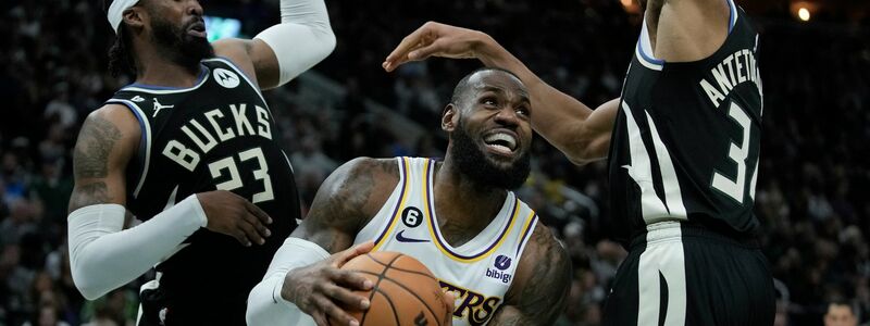 LeBron James von den Los Angeles Lakers versucht zwischen Wesley Matthews und Giannis Antetokounmpo von den Milwaukee Bucks hindurch zu kommen. - Foto: Morry Gash/AP/dpa