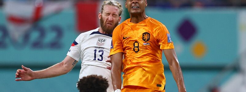 Niederlande-Kapitän Virgil Van Dijk im Kopfballduell mit Argentiniens Julian Alvarez. - Foto: Tom Weller/dpa