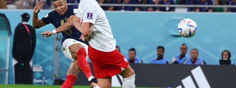 Kylian Mbappe (l) erzielt das 2:0 für Frankreich gegen Polen. - Foto: Tom Weller/dpa