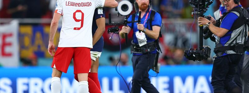 Nach dem Spiel umarmt Robert Lewandowski (l) Frankreichs Doppeltorschützen Kylian Mbappé. - Foto: Tom Weller/dpa