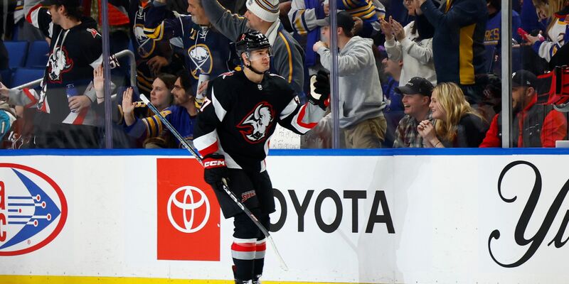 Als JJ Peterka (l) den ersten Treffer für die Gastgeber erzielte, war die Partie bereits gelaufen. - Foto: Jeffrey T. Barnes/AP/dpa