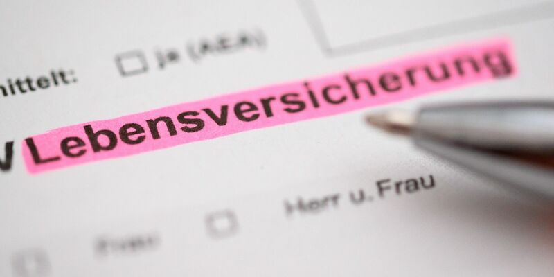 Lebensversicherungen sind nach dem Ende der Nullzinsphase wieder einträglicher geworden. (Illustration) - Foto: Jonas Walzberg/dpa