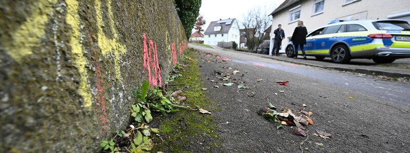Markierungen der Spurensicherung der Polizei sind am Tatort auf einem Weg angebracht. - Foto: Bernd Weißbrod/dpa