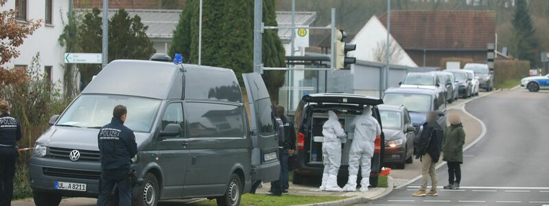 Einsatzkräfte begutachten einen Tatort in Illerkirchberg (Alb-Donau-Kreis). - Foto: Ralf Zwiebler/z-media/dpa