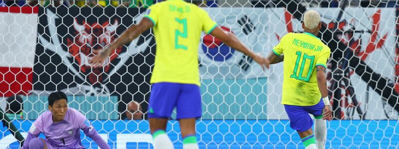 Neymar (r) erhöht für Brasilien per Elfmeter zum 2:0. - Foto: Tom Weller/dpa