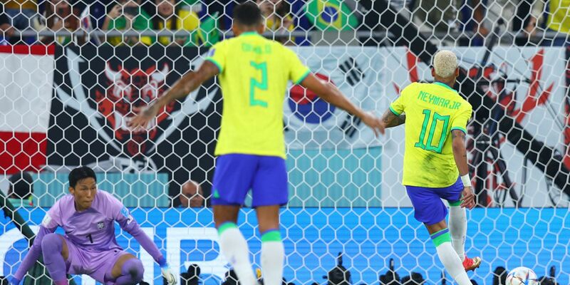 Leverkusens Exequiel Palacios (r) traf per Elfmeter in der Nachspielzeit zum Ausgleich. - Foto: Tom Weller/dpa