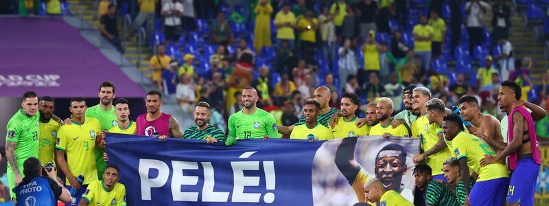 Die Spieler Brasiliens halten ein Poster mit Genesungswünschen für Fußballikone Pelé nach dem Abpfiff. - Foto: Tom Weller/dpa