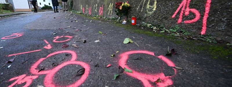 Blumen und Kerzen am Tatort in Illerkirchberg. - Foto: Bernd Weißbrod/dpa