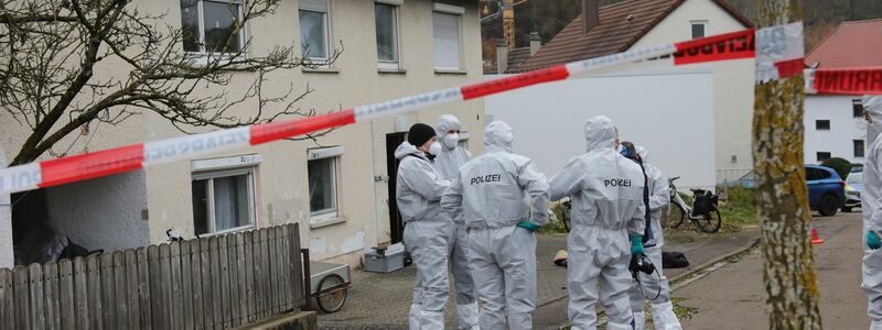 Einsatzkräfte begutachten den Tatort in Illerkirchberg. - Foto: Ralf Zwiebler/z-media/dpa