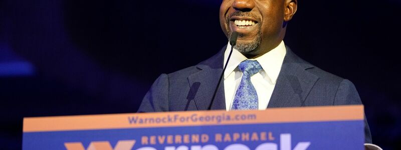 Der Demokrat Raphael Warnock (M) bei seiner Wahlparty in Atlanta. - Foto: John Bazemore/AP/dpa