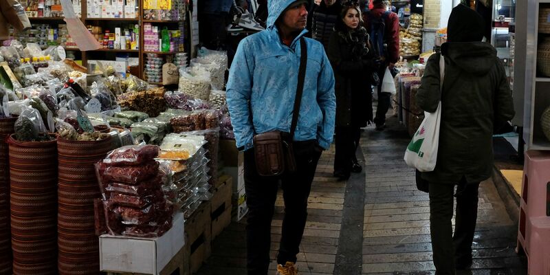 USA und Israel als Feindbild: Straßenszene im Iran. - Foto: Vahid Salemi/AP/dpa