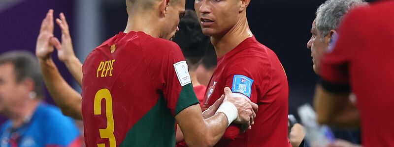 Cristiano Ronaldo (r) wird gegen Pepe eingewechselt. - Foto: Tom Weller/dpa