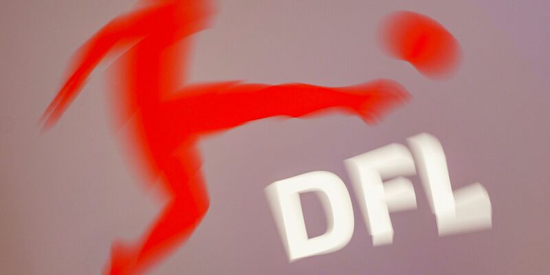 Die Deutsche Fußball Liga hat sich im Streit mit dem Streamingdienst DAZN an die Vereine gewendet. - Foto: Frank Rumpenhorst/dpa