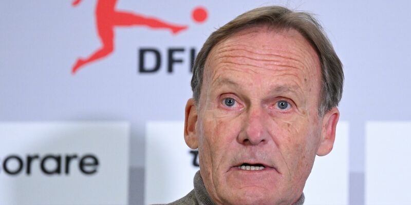Der DFL-Aufsichtsratsvorsitzende Hans-Joachim Watzke spricht nach der DFL-Mitgliederversammlung über die Ablehnung. - Foto: Arne Dedert/dpa