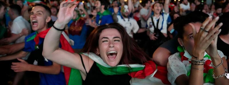 Italiens Fans feiern den EM-Titelsieg in Rom. - Foto: Alessandra Tarantino/AP/dpa