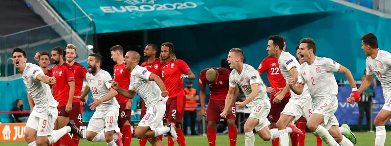 Die spanischen Spieler (vorn) starten nach dem Sieg beim Elfmeterschießen zum Jubellauf. - Foto: Maxim Shemetov/Pool Reuters/AP/dpa