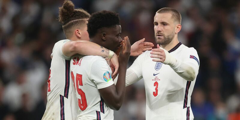 Untröstlich: Kalvin Phillips (l)  und Luke Shaw (r) versuchen Bukayo Saka nach seinem Fehlschuss aufzurichten. - Foto: Carl Recine/Pool Reuters/AP/dpa