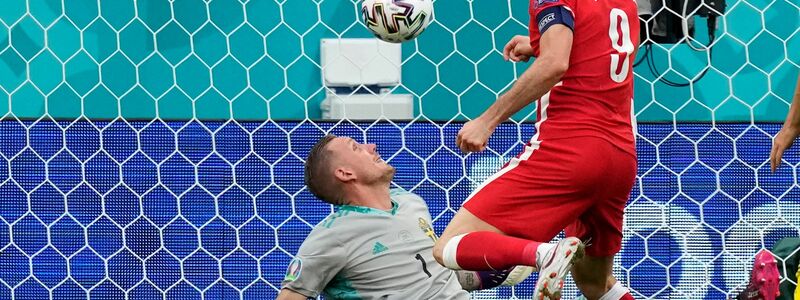 Robert Lewandowski(r) vergibt eine Chance gegen Schwedens Torhüter Robin Olsen. - Foto: Dmitri Lovetsky/Pool AP/dpa