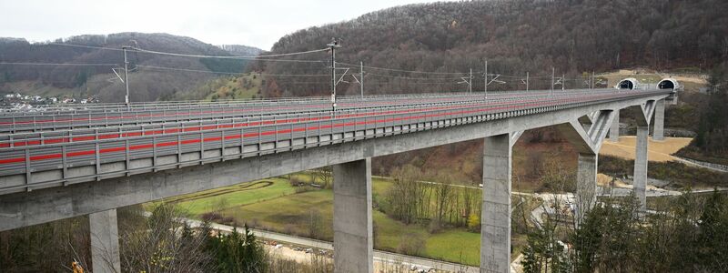 Die neu gebaute Filstalbrücke der Bahnstrecke Wendlingen-Ulm, die im Rahmen des milliardenschweren Bahnprojekts Stuttgart 21 gebaut wurde. - Foto: Bernd Weißbrod/dpa