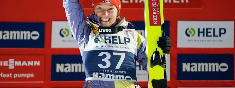 Katharina Althaus jubelt über ihren Sieg beim Weltcup in Lillehammer. - Foto: NordicFocus/dpa