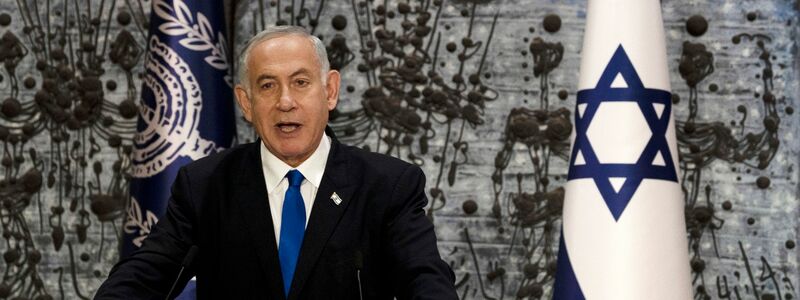 Ministerpräsident Benjamin Netanjahu (vorne M) vor der Abstimmung in der Knesset. - Foto: Maya Alleruzzo/AP/dpa